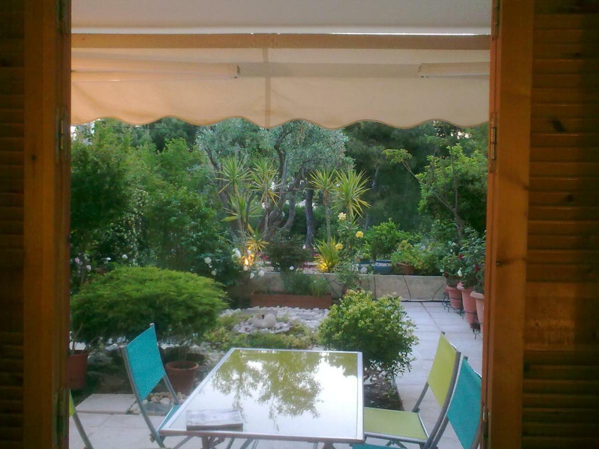 Comfortable Garden Apt Near Vouliagmeni Beach Афины Экстерьер фото
